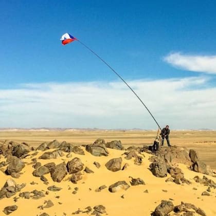 El ruso Dimitri Zhijarev colocó la bandera de la Federación Rusa de forma provisoria para tomar posesión de Bir Tawil, al que bautizó como Reino de la Tierra Media