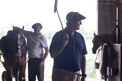 El Ruso en su hábitat: las caballerizas, con los petiseros