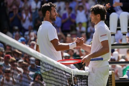 El ruso Karen Khachanov y el estadounidense Taylor Fritz se saludan tras el triunfo del segundo; vivieron un momento de desconcierto cuando la tecnología "interpretó" equivocadamente un golpe.