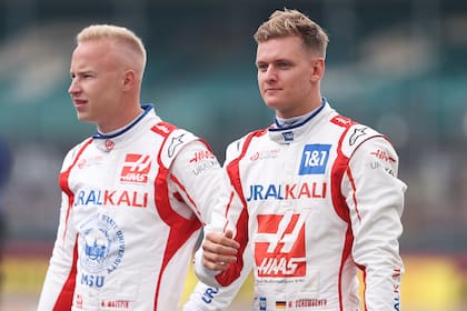 El ruso Nikita Mazepin, despedido al comienzo de la temporada tras el inicio de la guerra en Ucrania, y el alemán Schumacher fueron considerados "estúpidos" por el jefe de equipo, Steiner, en 2021.