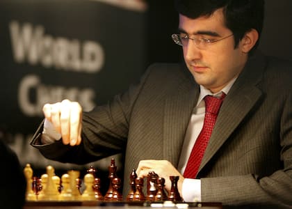 El ruso Vladimir Kramnik, en acción en una serie de partidas contra el programa Deep Fritz en Bonn, Alemania