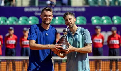 El francés francés Theo Arribage y el argentino Guido Andreozzi, tras ganar el ATP de Buenos Aires, en febrero pasado