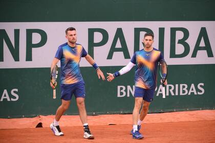El francés Theo Arribage y el argentino Guido Andreozzi, compitiendo en la especialidad de dobles en Roland Garros
