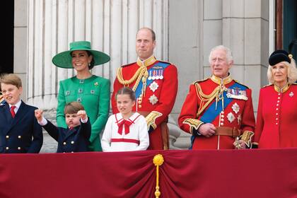 El sábado 17, la familia real sale al balcón de Buckingham, tras el desfile que se realiza desde hace más de 260 años. De izquierda a derecha, los príncipes George y Louis y la princesa Charlotte junto con sus padres, los príncipes de Gales; Carlos III y la reina Camilla, quien lució un vestido de inspiración militar realizado por la diseñadora Fiona Clare Aldridge, y acaba de estrenar su cargo como coronel de la Guardia de Granaderos (es la segunda mujer después de Isabel II en tener ese título en los 367 años de historia de Inglaterra).