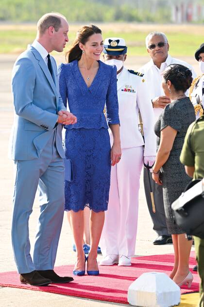 El sábado 19 aterrizaron en el aeropuerto internacional Philip S. W Goldson. Kate apostó por un vestido de cuello camisero, escote en ‘V’, hombros marcados, manga francesa y falda lápiz con el peplum de Jenny Packham. Lo accesorizó con joyas de diamantes y zafiros
–incluido su anillo de compromiso–, que pertenecieron a su suegra, Diana de Gales.