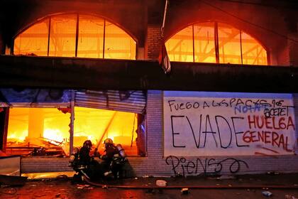 Un supermercado incendiado en Valparaíso