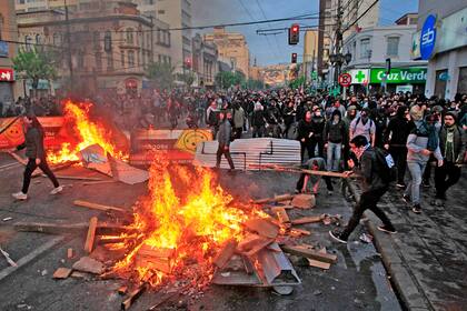 Las calles de Valparaíso cortadas por barricadas de fuego hechas por los manifestantes