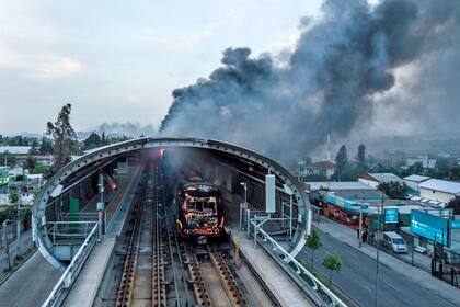 Vista de una estación de metro en medio de un incendio.