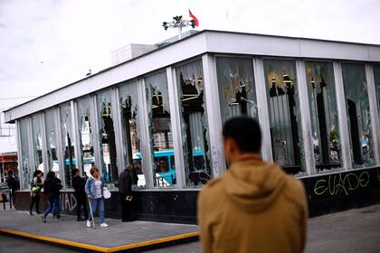 La entrada a una estación de subte fue destruida en su totalidad