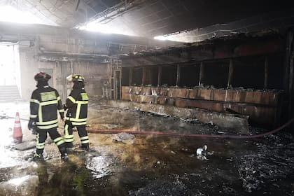 Las boleterías de una estación de subte totalmente destruida