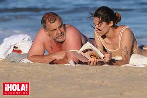 Christian Petersen junto a su novia Sofía, de 26 años, en la playa de José Ignacio
