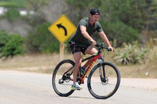El sábado 25, al mediodía, la cámara de ¡Hola! sorprendió al actor entrenando (corrió y anduvo en bicicleta) cerca de Casa Suaya, el hotel boutique en el que se hospedó.