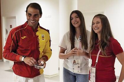 El sábado
27, las hermanas
vieron el partido
de dobles de tenis.
Luego, lo saludaron y
se fotografiaron con
Rafa Nadal.