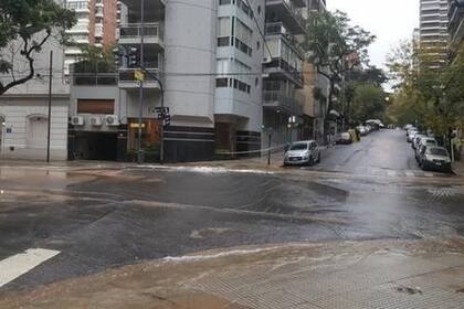 Momento en que se produjo la rotura del caño que anegó la calle.