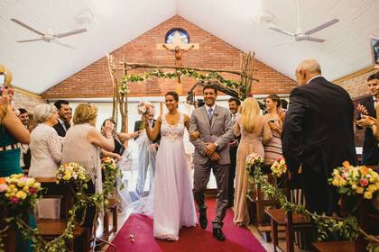 El sábado 7 de noviembre, Florencia y Facundo se casaron frente a ciento cincuenta familiares y amigos. La novia eligió un traje de línea romántica de Pía Carregal.