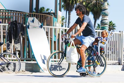 El sábado 7 paseó por las playas de California con sus hijos Amador y Torino. Mientras disfruta del éxito de Birdman