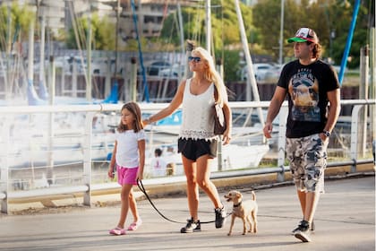 El sábado, Carolina y la pequeña Jazmín –la hija que tuvo con Freddy Villarreal– pasearon por Olivos junto a su mascota Meme