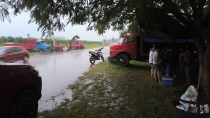 El sábado llovió en Andresito, pero los productores no se amilanaron y siguieron firmes