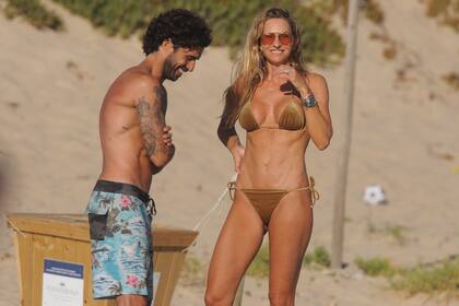 El sábado pasado, Cochito llegó a la Mansa de José Ignacio a la tarde, vio aAndrea a lo lejos y no dudó en saludarla e instalarse con su reposera junto a ella.