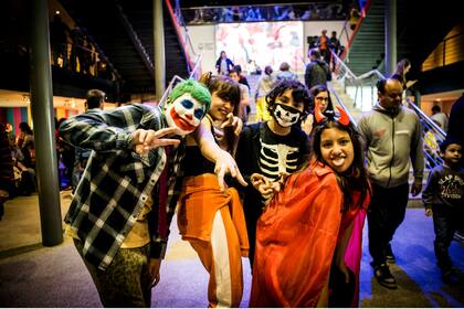 El sábado pasado, durante la primera "Nochecita", la Usina del Arte recibió gran cantidad de chicos lookeados onda Halloween
