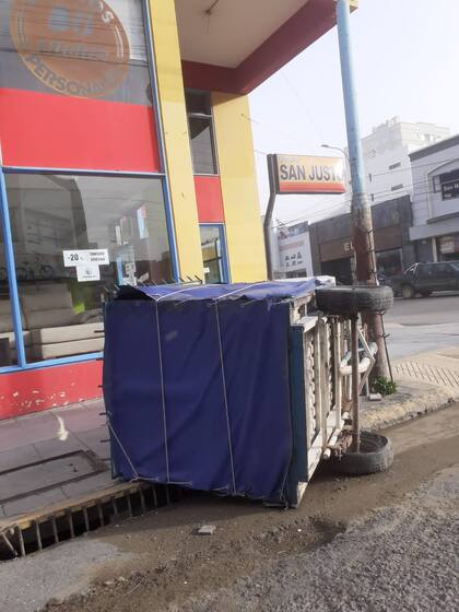 El sábado último, el viento derribó árboles y volcó vehículos en Comodoro Rivadavia.