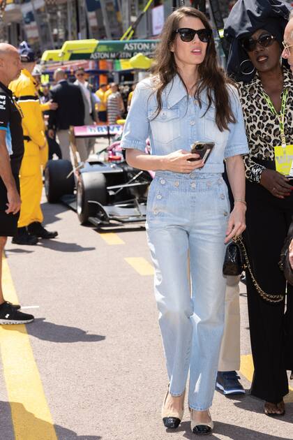 El sábado, un día antes de la carrera, Charlotte Casiraghi se sumó a la tendencia Canadian Tuxedo –esto es, combinar dos piezas de denim– con un conjunto Chanel de pantalón con tachas en los bolsillos y una campera cropped de manga corta, que combinó con guillerminas, cartera con cadena dorada y lentes de sol cuadrados de la misma casa francesa.