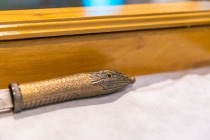 El sable con empuñadura dorada en forma de serpiente perteneciente a Justo José de Urquiza