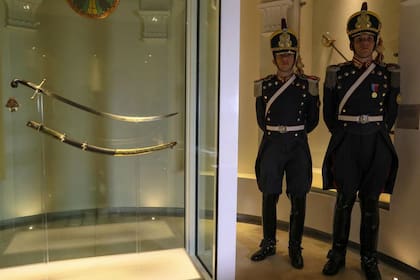 El sable corvo, custodiado por los granderos