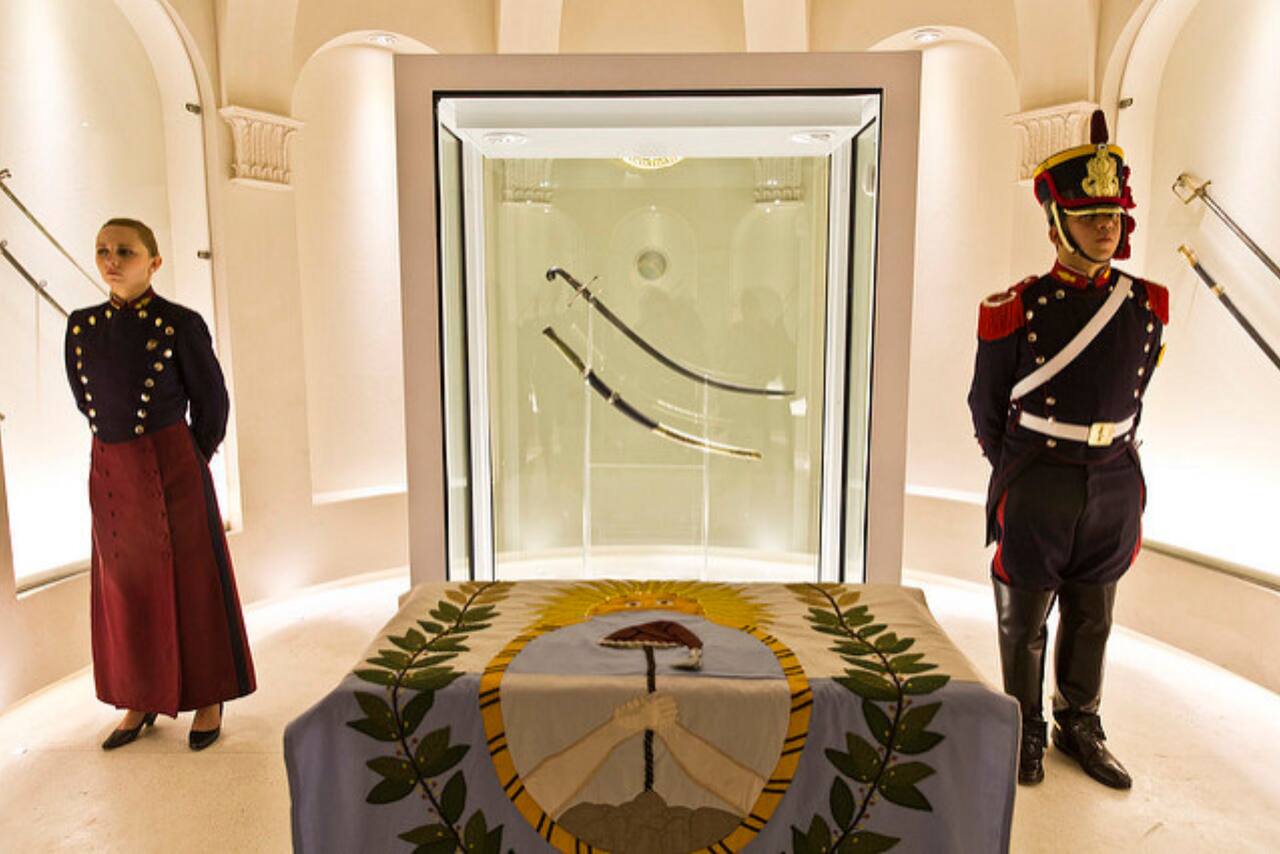 La historia del sable corvo de San Martín que sacaron del Museo Histórico Nacional y se lo dieron a los Granaderos - LA NACION
