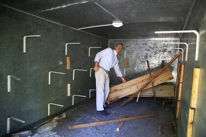 El sacerdote Agustín Espina, en una de las salas atacadas por delincuentes