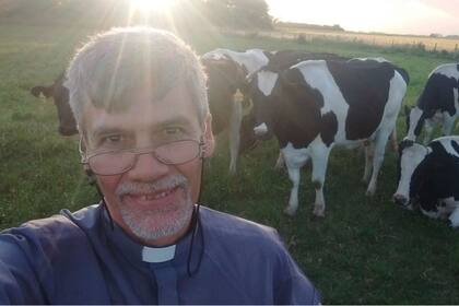 El sacerdote, al amancer rejuntando el rodeo de lecheras