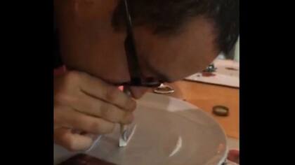 El sacerdote en el momento en que aspira cocaína con un billete