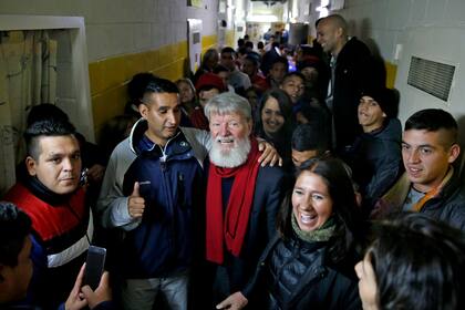 El sacerdote fue recibido entre abrazos y muestras de afecto por los internos