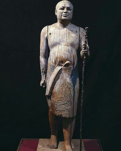El sacerdote fue retratado en una pose de zancada sostenido por un bastón que le dan un toque más humano a su figura