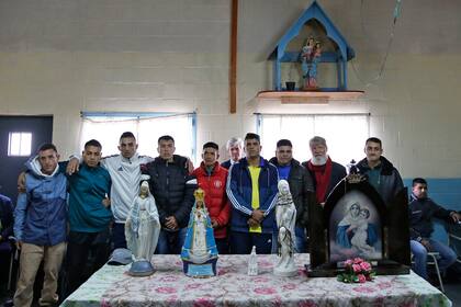 El sacerdote junto a miembros del equipo Los Espartanos