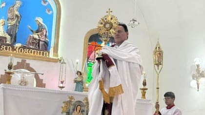 El sacerdote Juvel Zuluaga Agustino ingresa con el Santísimo a la misa