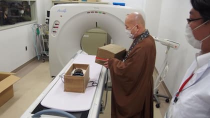 El sacerdote Kozen Kuida mantuvo la momia en una caja a prueba de fuego para protegerla