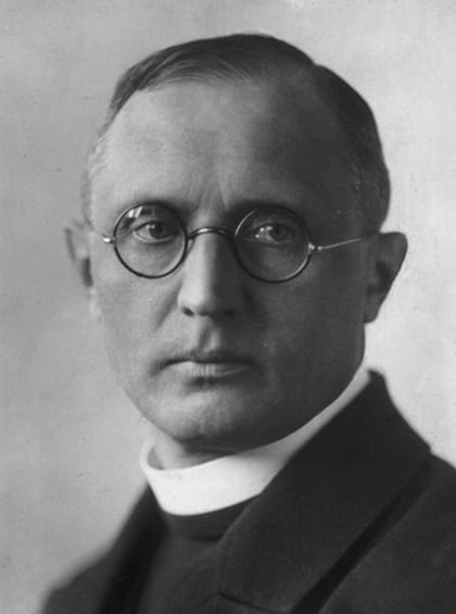 El sacerdote Martín Gusinde fue muy reconocido por sus imágenes en las que retrató las ceremonias rituales de los selk'nam