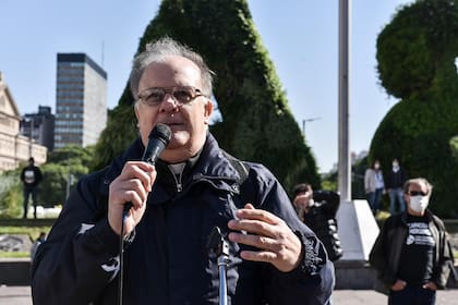 El sacerdote Pablo Molero durante una marcha realizada en pandemia por la zona del Obelisco