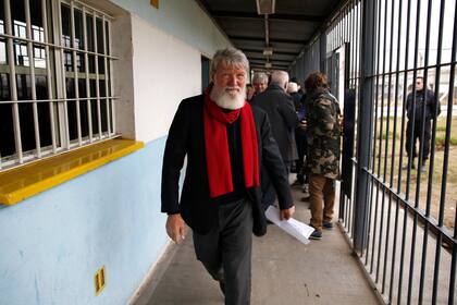 El sacerdote Pedro Opeka camina por los pasillos del penal, visitando los diferentes pabellones