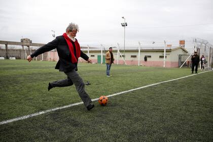 El sacerdote se quitó los zapatos para patear unos pelotazos al arco