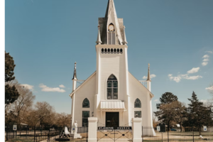 El sacerdote tuvo que usar la fuerza física para retirar al hombre del lugar