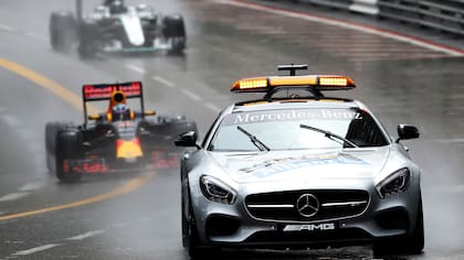 El Safety Car de la F1 al frente del pelotón