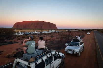 El sagrado monte en el Parque Nacional Uluru-Kata al atardecer
