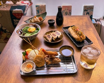 El sake como protagonista y takoyaki, gyoza, kushikatsu, yakisoba pan, ramen, platos tradicionales del after office japonés en Dotonbori