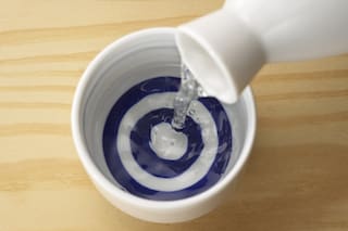 Tras el boom del sushi y el whisky nipón, cómo se toma la tradicional bebida japonesa