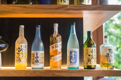 El sake y sus distintas variedades presentes en el bar.