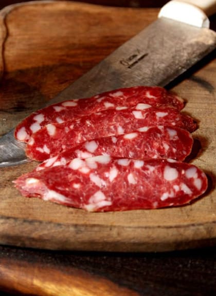 El salame de Colonia Caroya se elabora utilizando tripa natural y se corta "al sejo" (oblicuo).