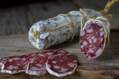 El salame de Tandil lleva carne vacuna, carne de cerdo, paleta, tocino dorsal, sal, pimienta negra y especias