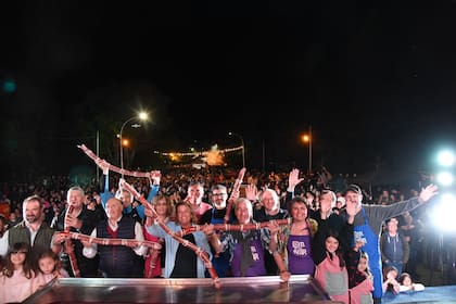 El salame se dividió en 10.000 unidades y se repartió entre los restaurantes y bares de Tandil para que toda la ciudad pudiera degustarlo